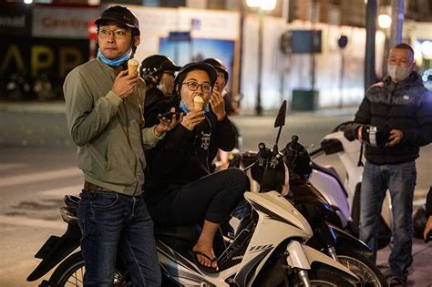 Chỉ thị 16 đề cập nội dung gì? Người dân Hà Nội đổ xô đi ăn kem Tràng Tiền trong đêm đầu ...