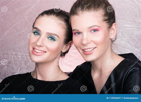 portrait de deux jeunes jolies femmes maquillage professionnel lumineux image stock image du