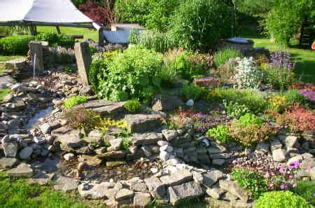 Der naturgarten bringt mensch, tier und pflanzenwelt in einklang. Wasserlauf Bachlauf im Garten selbst anlegen