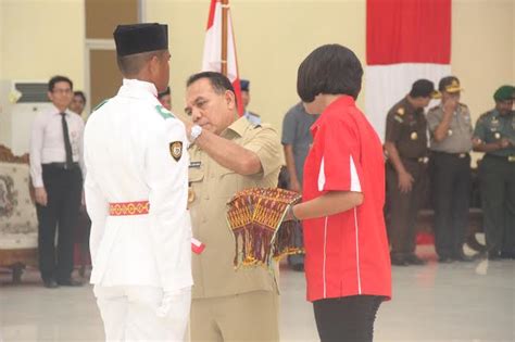 Sebagai contoh kecil saja, ketika kita menempuh suatu perjalanan akan ditemui ada saja pelanggaran yang dilakukan oleh perseorangan maupun kelompok untuk melanggar norma hukum khususnya ketertiban dalam berlalu. Paskibraka Harus Jadi Generasi Muda Yang Berdisiplin - NTT ...