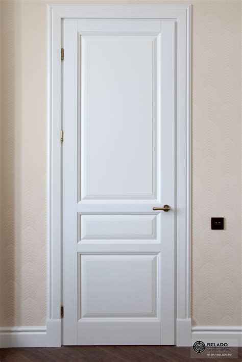 Классические белые двери и плинтус из массива ольхи - «Belado»