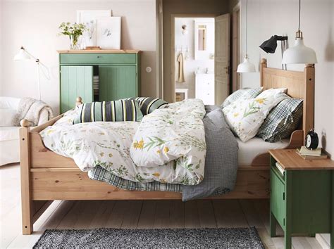 While most of these bedrooms use exclusively ikea products , others cleverly add those swedish design sensations to their existing framework to create a truly exceptional, cozy ambiance. 50 IKEA Bedrooms That Look Nothing but Charming
