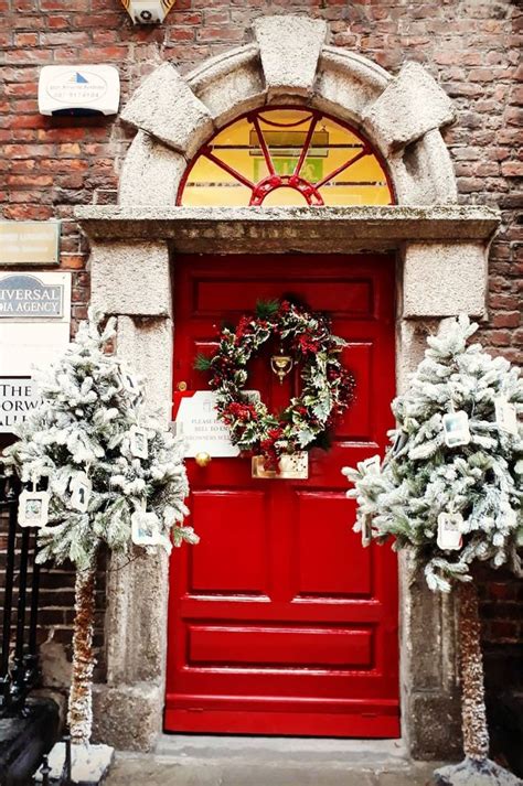 35 Stunning Christmas Front Doors Decoration Ideas New 2021 Page 5