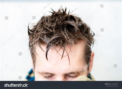 件のWet hair manの画像写真素材ベクター画像 Shutterstock