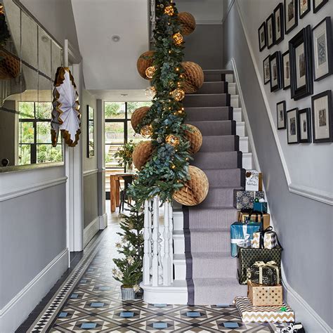 Theoretically, i know there's about a zillion ways to decorate a staircase, but i was having a hard time coming up with probably the most popular way to decorate your staircase is to use a gallery wall. Christmas hallway decorating ideas to impress your guests
