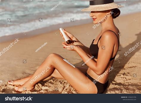 Sexy Suntan Bikini Woman Legs Relaxing Foto De Stock