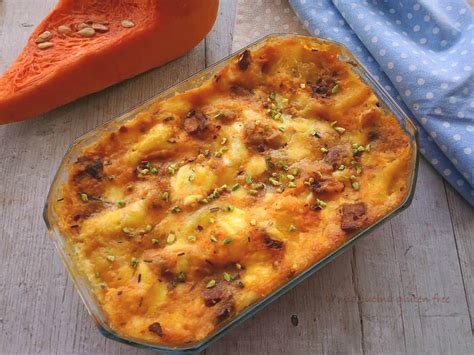 Le lasagne con zucca e funghi si preparano lessando la zucca in padella con i funghi e poi utilizzando il composto per farcire la pasta lessata e disposta cuocere in forno già caldo a 200 °c per circa 20 minuti finchè il formaggio non si sarà sciolto. Ricetta Lasagna con zucca e funghi porcini | Ricettario Tipico