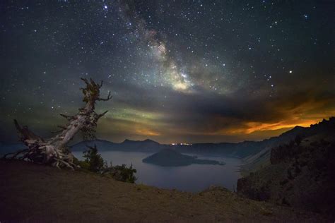 The Milky Way Rising Above Crater Lake Is A Sight To See Hd Wallpaper
