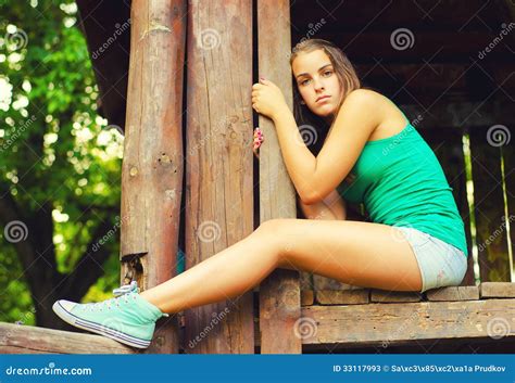 Девочка подросток сидя в природе Стоковое Изображение изображение насчитывающей отверженец