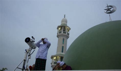 And the moons are full, and i got scratched. Ramadan 2015 in India: Muslims to look for crescent moon ...