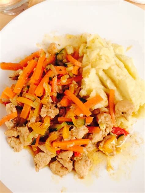 Servite il pollo alla salsa soia accompagnato da riso basmati. Pollo e verdure in salsa di soia