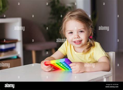 Kleine Blonde Mädchen Kinder Spielen Mit Neuen Trend Sensorische