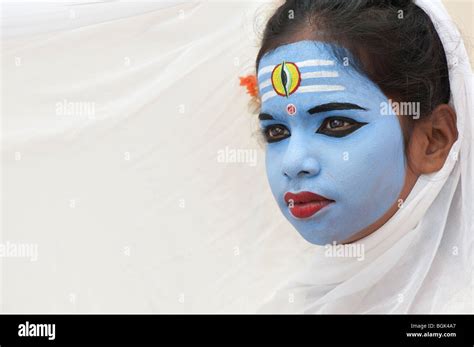 Indisches Mädchen Gesicht Gemalt Als Hindu Gott Shiva Indien Stockfotografie Alamy