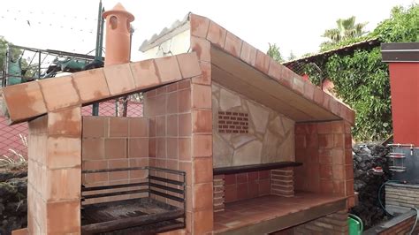 Per costruire il nostro barbecue, sono da realizzare anzitutto le fondamenta su cui poggiare tre muretti da addossare ad un quarto che fa da fondo. Barbecue in muratura - YouTube