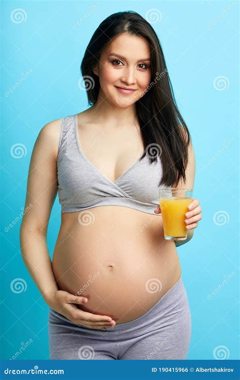Mujer Embarazada Desnuda Joven Con Una Gran Panza Sosteniendo Un Vaso