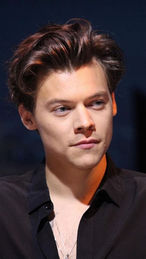 He made his debut as a singer with his band white eskimo , who performed locally in holmes chapel, cheshire. Harry Styles Hairstyles: Characteristics + Hair Tutorial ...