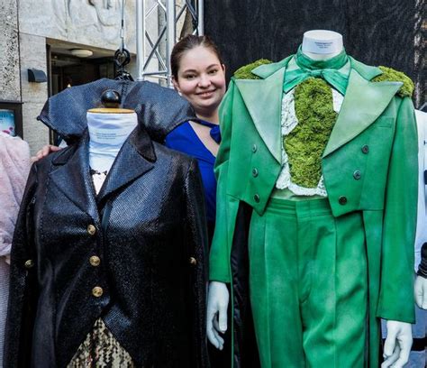 Weil der britische freizeitpark schulden hat, wird jetzt altes inventar versteigert. Marktplatz der Illusionen: 10. Theaterfest ermöglichte ...