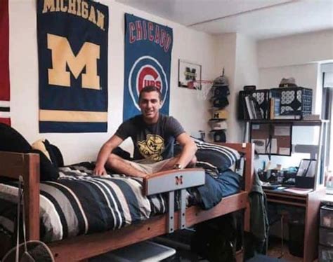 How To Decorate A Guy S Dorm Room 23 Simple And Easy Ideas