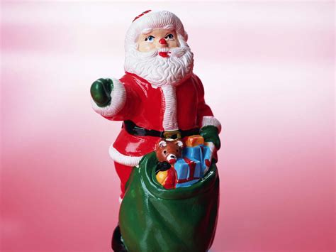 بابانوئل با کلی هدیه رنگارنگ
