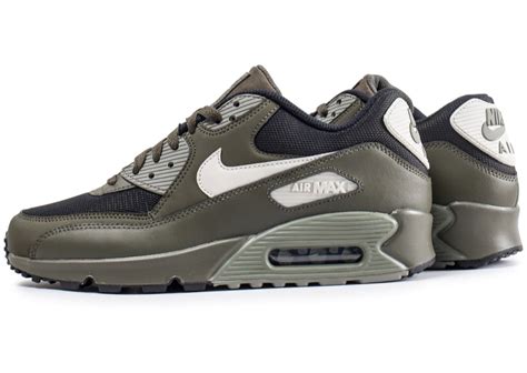Nike sportswear has reworked the classic nike air max 90 silhouette in a winterized model that is suited to handle the colder months of winter. Réduction de prix Noir air max 90 homme chausport Se ...
