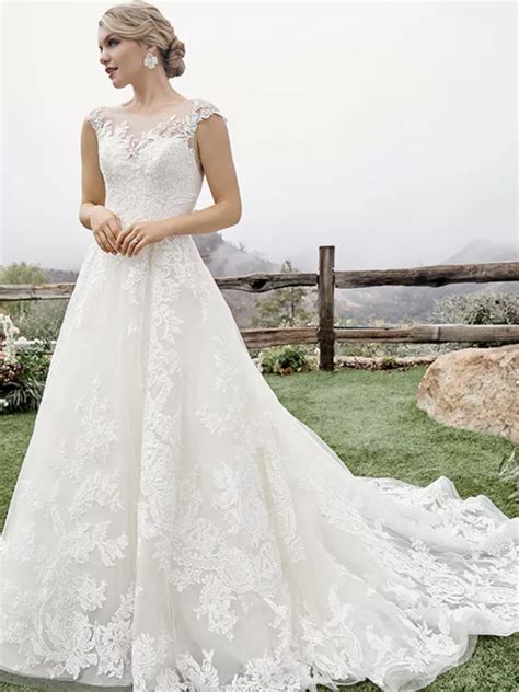 20 Classic Wedding Dresses For Brides With Timeless Style