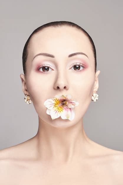 Desnuda Morena Atractiva Asi Tica Con Flor Foto Premium
