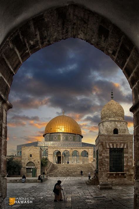 المسجد الأقصى، هو أحد مساجد مدينة القدس وأول قبلة للمسلمين.جاء في الروايات أنّ النبي أسرى منه إلى السماء في رحلة الإسراء والمعراج، كما جاء ذكره في القرآن الكريم من الآية الأولى لسورة الإسراء. The walk to the rites by Abdullah Hawash on 500px....The ...