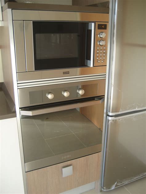 Con la garantía del mejor servicio, te entregamos tu cocina a domicilio. Semicolumna horno-microondas (con imágenes) | Cocinas ...