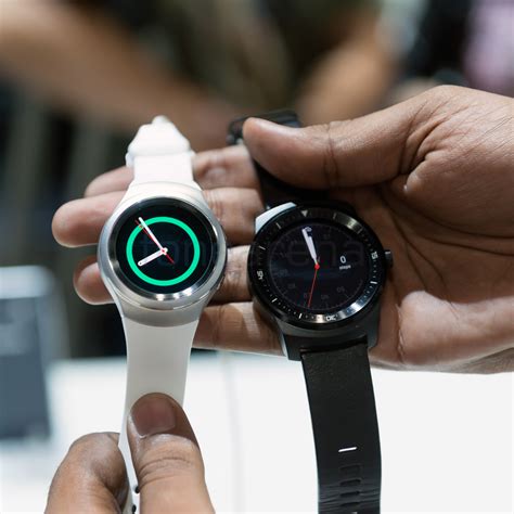Die runde nachfolgerin samsung gear s2 wird in deutschland dagegen nur ohne 3g verkauft. Samsung Gear S2 Photo Gallery