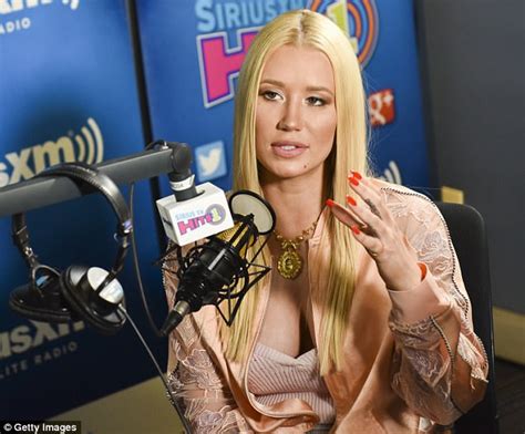 iggy azalea flaunts her toned tummy and ample cleavage daily mail online