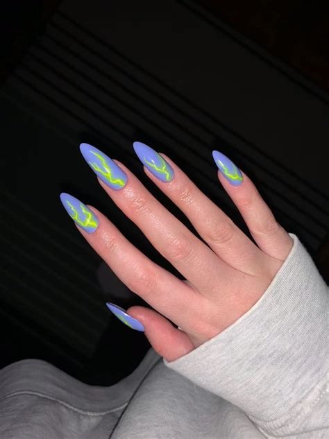 Blitz Nagel Inspiration In 2020 Grunge Nails Lightning Nails Edgy Nails