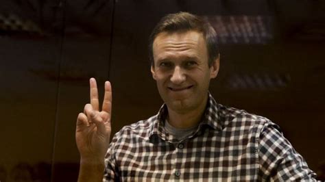 Хотя «по напряженным позам осужденных, стоящих навытяжку и боящихся лишний раз повернуть голову», можно. Алексей Навальный: голодовка в колонии и состояние ...