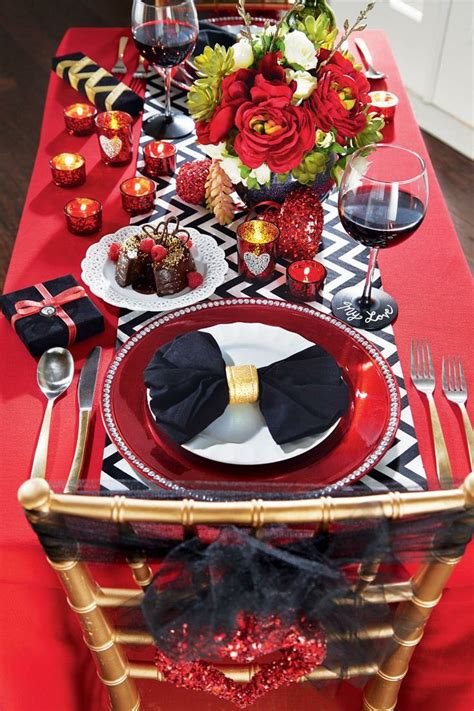 Many families (and restaurants) regularly set the table casually in one of two ways. 20 Ideas to Set a Romantic Table - Pretty Designs