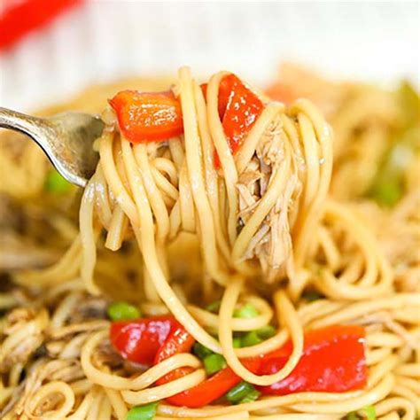 This chicken chow mein is an easy one pan meal that comes together in 20 minutes and is loaded with juicy chicken, flavorful vegetables and fried noodles. Crock pot Chicken Lo Mein Recipe - Easy Lo Mein Recipe