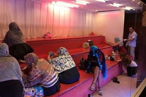 Army Soldiers And Phuket Police Raid 16 Massage Parlors At Poonpol