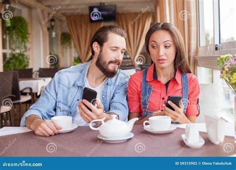 俏丽的男人和妇女使用电话是 库存照片 图片 包括有 丈夫 通信 幸福 夫妇 女演员 结婚 成人 59315902