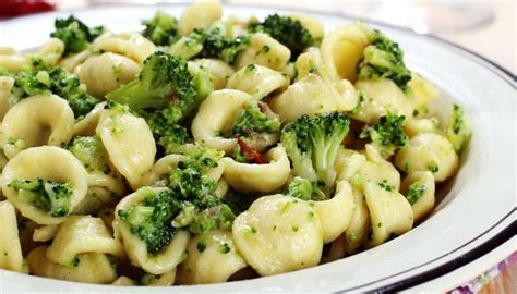 Per realizzare questa ricetta vi basterà sbollentare i broccoli. Ricetta Orecchiette con i broccoli - Le Ricette di Buonissimo