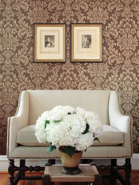 30 Elegant And Chic Living Rooms With Damask Wallpaper Rilane We