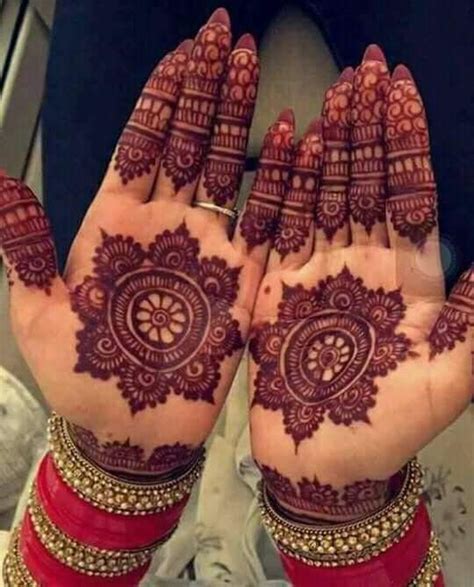 In above photo, the designer focuses the main design in the palm by creating a round, intricate pattern, covering most of. Traditional and Simple Round Mehndi Designs You Should ...
