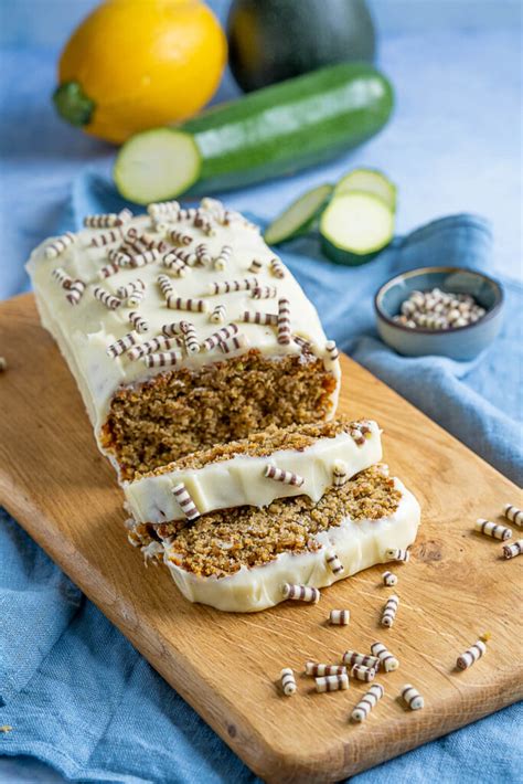 Ein saftiger und schokoladiger kuchen mit nüssen. Saftiger Zucchini Kuchen mit Nüssen und Frischkäse ...