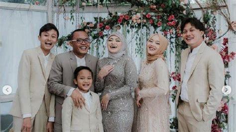 Maybe you would like to learn more about one of these? Pengantin Baru, Sule dan Nathalie Holscher Malah Pergoki Anak Lina Berulah di Kamar ...