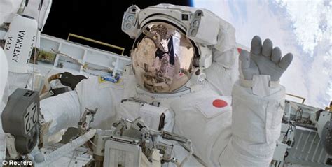 Astronot Melayang Di Stasiun Luar Angkasa Ini Sebabnya Info Astronomy