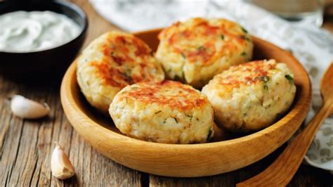 No todo el año nos apetece tomar pucheros contundentes con garbanzos, pero es muy importante tomar legumbres en todas las temporadas. Receta de albóndigas de garbanzos y zanahoria veganas