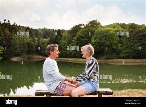 Couple Assis Sur Un Banc De Parc En Bois Banque De Photographies Et D