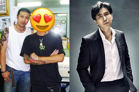 แทค ภรัณยู ขุดรูปเก่า หนุ่ม กรรชัย ใส่เสื้อกล้ามโชว์รอยสักที่แขน ทำเอาเจ้าตัวอึ้ง.ทำไมมาไกลขนาดนี้ หนุ่ม กรรชัย เห็นแล้วอึ้ง! แทค ขุดรูปเก่าโชว์รอยสักที่แขน. ...