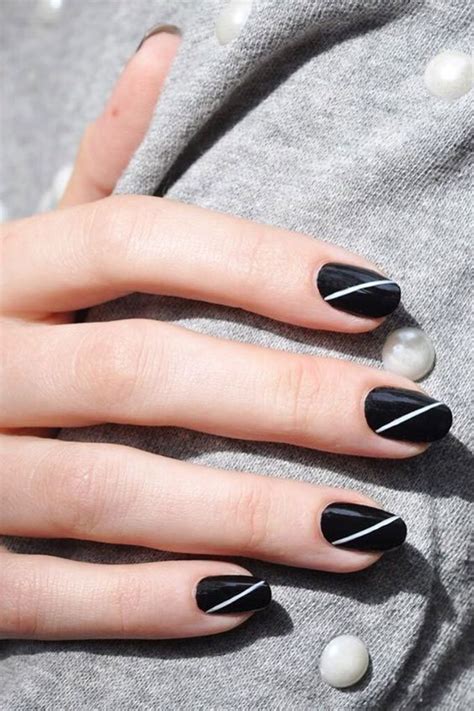 75 creativos diseños de uñas decoradas con puntos fáciles y elegantes. Uñas Blancas Con Rayas Negras - unas decoradas