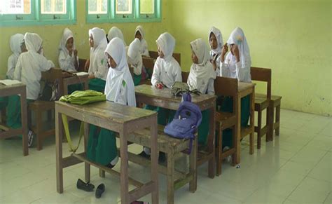 Istilah model pengajaran mengarah pada suatu pendekatan pembelajaran tertentu termasuk tujuannya, sintaksnya, lingkungannya, dan sistem pengelolaannya. Macam dan Jenis Model Pembelajaran dan Pengertiannya