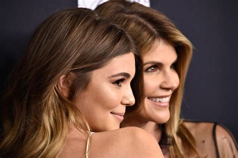 Lori Loughlins Daughter Olivia Jade Allegedly Didnt Fill Out Her Own