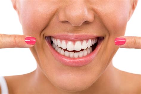 Può ridurre o addirittura eliminare lo scolorimento causato da caffè, sigarette, vino, tè, farmaci o scolorimento dei denti. Sbiancare i denti a casa: ecco come fare con l'Home Bleaching