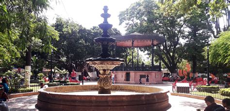 Jaime Ramos Méndez Fuente Y Kiosco En La Plaza Principal De Zamora En